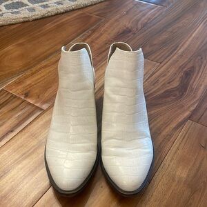 Volatile ladies half boot Sz 8.5